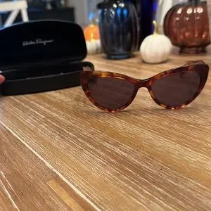 NWT Salvatore Ferragamo SF930S Cat Eye Ladies Sunglasses Salvatore Ferragamo | Accessories | Salvatore Ferragamo  main image 3